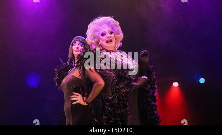 South Bank di Londra, Regno Unito. 24 apr, 2019. Bernie Dieter, padrona del Caos (l) con Myra Dubois (r). A seguito di una smash hit run al Edinburgh Fringe, premiato kabarett superstar Bernie Dieter e la sua famiglia in viaggio di misfits, miscredenti e fantastiche freaks sono tornati al Underbelly Festival il London South Bank per Weimar kabarett, la musica, il circo delle prestazioni, fire mangiare, mimi e spettacoli di trascinare il tutto combinato in 'piccolo club di morte". Prestazioni fino al 23 giugno 2019. Credito: Imageplotter/Alamy Live News Foto Stock