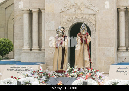 Beirut Libano, 24 aprile 2019. I sacerdoti portano lanterne per il genocidio del popolo armeno memorial durante una cerimonia che si terrà al Saint Stephano Chiesa Armena Ortodossa arcidiocesi di Antelias, a nord di Beirut per commemorare il milione e mezzo di armeni nel 1915 che sono stati sistematicamente uccisi dagli Ottomani nel governo turco. La Turchia ha respinto ferocemente il termine genocidio e si rifiuta di riconoscere le rivendicazioni del popolo armeno Credito: amer ghazzal/Alamy Live News Foto Stock