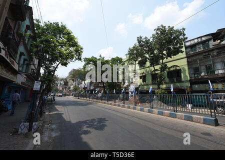 MG Road presso il College Street area, Kolkata, India Foto Stock