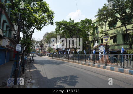 MG Road presso il College Street area, Kolkata, India Foto Stock