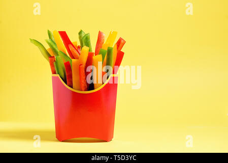 Pranzo di carta scatole con crudo fresco peperoni Foto Stock