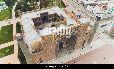 Paesaggio urbano dell'antenna del Registan Square è il posto migliore per scoprire la vecchia architettura uzbeka e godersi il grande mosaico di decorazioni, Samarcanda Foto Stock