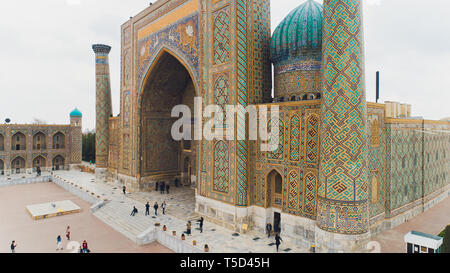 Paesaggio urbano dell'antenna del Registan Square è il posto migliore per scoprire la vecchia architettura uzbeka e godersi il grande mosaico di decorazioni, Samarcanda Foto Stock