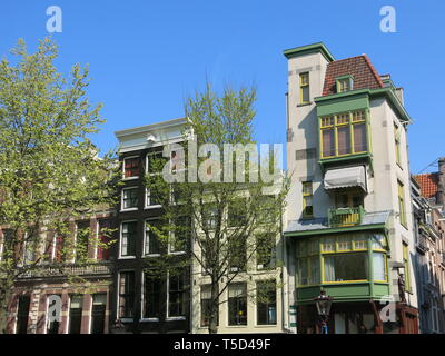 Tipico fila di alte e strette palazzi sul Canal Grande di lato in Amsterdam Foto Stock