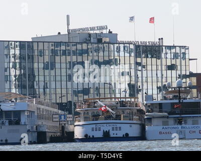 Tre crociera sul fiume imbarcazioni fino al porto fuori la stazione centrale di Amsterdam; Aprile è un mese molto popolare per la crociera le vie navigabili olandesi Foto Stock