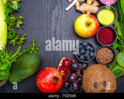 Pulire il concetto di mangiare su sfondo di legno, vista la varietà di verdure, frutti, semi, condimento per vegano dieta raw o la dieta priva di glutine, copia spa Foto Stock