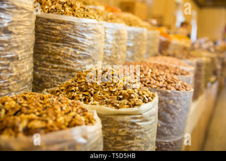 Foto di un sacchetto di noci su Tbilisi bazaar per grafica e web design, per sito web o mobile app. Foto Stock