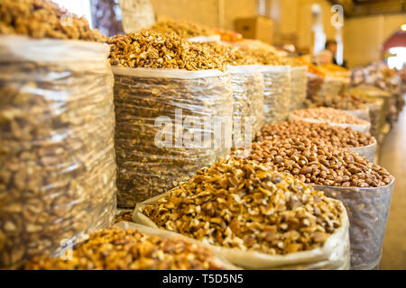 Foto di un sacchetto di noci su Tbilisi bazaar per grafica e web design, per sito web o mobile app. Foto Stock