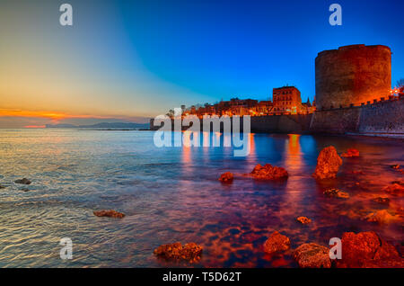 Vista di Alghero torri di notte Foto Stock