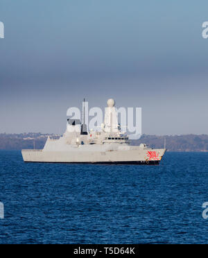 HMS Dragon ancorato nel Solent Foto Stock