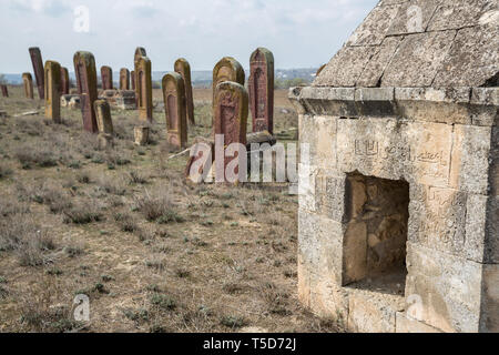 Antico cimitero musulmano vicino Agstafa, Azerbaigian con scritti di farsi per grafica e web design, per sito web o mobile app. Foto Stock