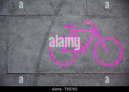 Foto di bicicletta segno rosa sul terreno per grafica e web design, per sito web o mobile app. Foto Stock