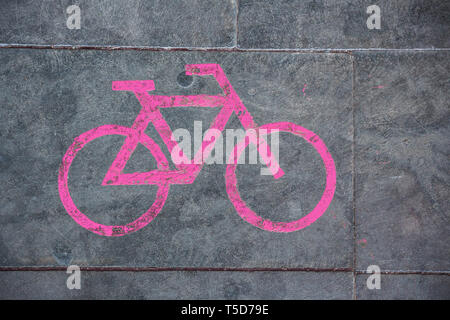 Foto di bicicletta segno rosa sul terreno per grafica e web design, per sito web o mobile app. Foto Stock