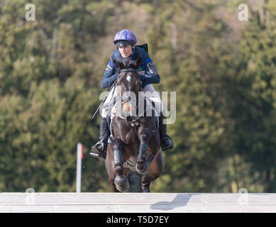 Burnham Market International Horse Trials, Burnham Market , Norfolk, Inghilterra , il 13 aprile 2019. Zara Tindall e il suo cavallo Gladstone prendere parte alla Foto Stock