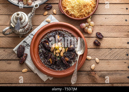 Slow manzo cotto tajine con date, uvetta e mandorle - cucina marocchina, spazio di copia Foto Stock