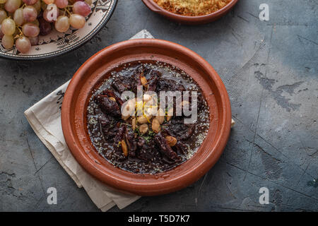 Slow manzo cotto tajine con date, uvetta e mandorle - cucina marocchina, spazio di copia Foto Stock