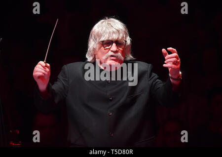 Il conduttore Karl Jenkins conduce la City of Birmingham Symphony Orchestra in Classic FM Live con Honda Jazz on stage presso la Royal Albert Hall di Londra. Foto Stock