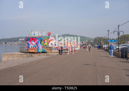 Largs, Scotland, Regno Unito - 20 Aprile 2019: La città di Largs sulla costa ovest della Scozia e guardando lungo la passeggiata del nord del centro della citta'. Foto Stock