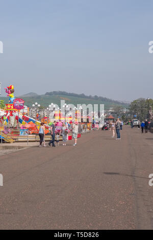 Largs, Scotland, Regno Unito - 20 Aprile 2019: La città di Largs sulla costa ovest della Scozia e guardando lungo la passeggiata del nord del centro della citta'. Foto Stock