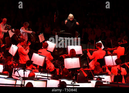 Il conduttore Karl Jenkins conduce la City of Birmingham Symphony Orchestra in Classic FM Live con Honda Jazz on stage presso la Royal Albert Hall di Londra. Foto Stock