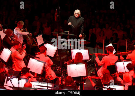 Il conduttore Karl Jenkins conduce la City of Birmingham Symphony Orchestra in Classic FM Live con Honda Jazz on stage presso la Royal Albert Hall di Londra. Foto Stock