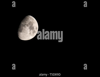 Bella dettagliata luna con cratere da impatto è nel cielo guardando in giù su di noi Foto Stock