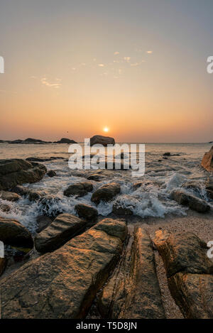 Vista verticale del tramonto al nascosto Twin Beach in Kanyakumari, India. Foto Stock