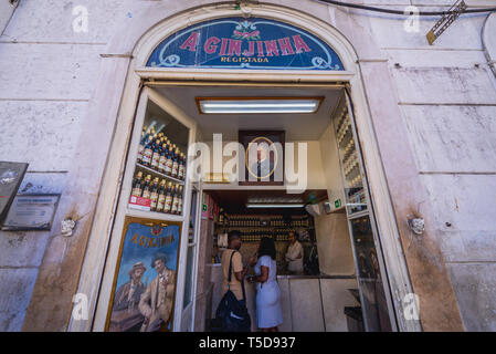 Famoso un Ginjinha bar su Sao Domingos Square a Lisbona il quartiere di Baixa, Portogallo Foto Stock