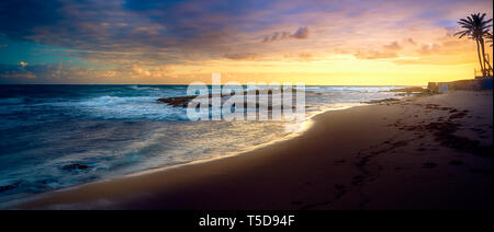 Bel tramonto nuvole e palme sulla spiaggia di Puerto Rico Foto Stock