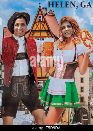 I turisti pongono in tedesco Oktoberfest motif cut-out, Helen, Georgia, Stati Uniti d'America. Foto Stock