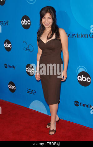 LOS ANGELES, CA. Luglio 20, 2006: Ugly Betty star America Ferrera al Disney TV ABC All Star Party in Kidspace a Pasadena. © 2006 Paul Smith / Featureflash Foto Stock