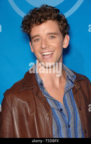 LOS ANGELES, CA. Luglio 20, 2006: Ugly Betty star MICHAEL URIE al Disney TV ABC All Star Party in Kidspace a Pasadena. © 2006 Paul Smith / Featureflash Foto Stock