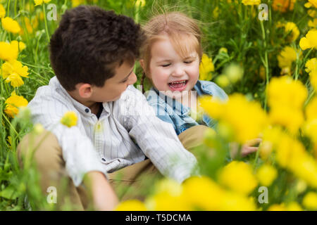 Molto carino bella sorellina abbracciando il suo grande fratello.S dolce Foto Stock