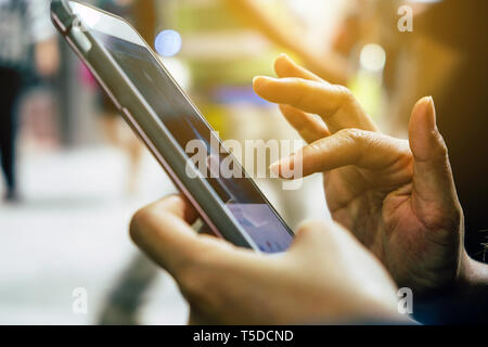 Primo piano immagine di donna di mani e toccando uno smartphone Foto Stock