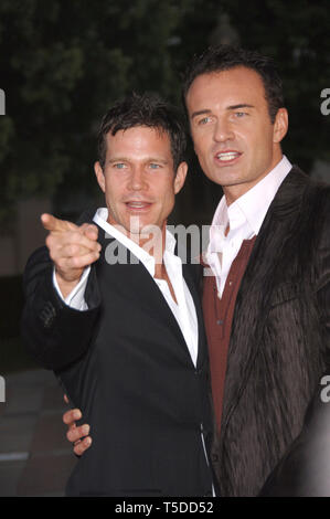 LOS ANGELES, CA. 25 agosto 2006: Attori DYLAN WALSH (sinistra) & JULIAN McMAHON alla stagione quattro premiere screening per la loro serie TV "/Nip tuck' al Paramount Studios di Hollywood,.. © 2006 Paul Smith / Featureflash Foto Stock