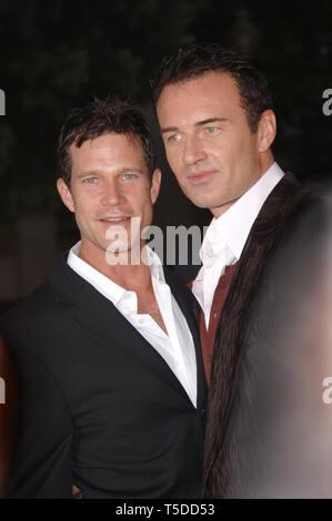 LOS ANGELES, CA. 25 agosto 2006: Attori DYLAN WALSH (sinistra) & JULIAN McMAHON alla stagione quattro premiere screening per la loro serie TV "/Nip tuck' al Paramount Studios di Hollywood,.. © 2006 Paul Smith / Featureflash Foto Stock