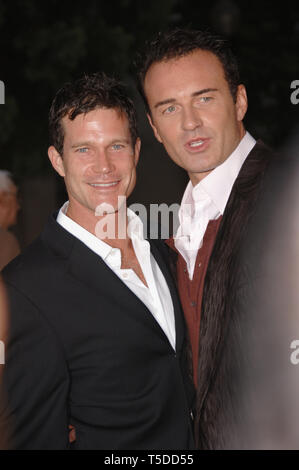 LOS ANGELES, CA. 25 agosto 2006: Attori DYLAN WALSH (sinistra) & JULIAN McMAHON alla stagione quattro premiere screening per la loro serie TV "/Nip tuck' al Paramount Studios di Hollywood,.. © 2006 Paul Smith / Featureflash Foto Stock