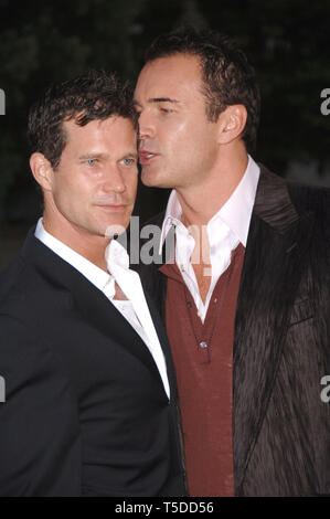 LOS ANGELES, CA. 25 agosto 2006: Attori DYLAN WALSH (sinistra) & JULIAN McMAHON alla stagione quattro premiere screening per la loro serie TV "/Nip tuck' al Paramount Studios di Hollywood,.. © 2006 Paul Smith / Featureflash Foto Stock