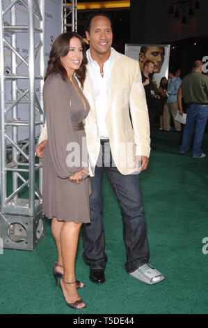 LOS ANGELES, CA. 05 settembre 2006: Attore Dwayne Johnson, aka "roccia", e mia moglie DANY JOHNSON presso il Los Angeles premiere del suo nuovo film "Gridiron pista' al Grauman's Chinese Theater di Hollywood. © 2006 Paul Smith / Featureflash Foto Stock