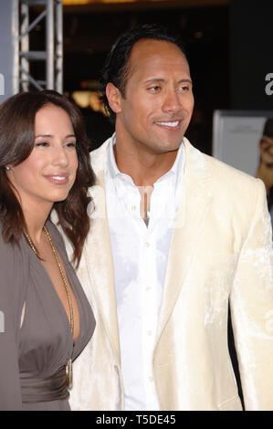 LOS ANGELES, CA. 05 settembre 2006: Attore Dwayne Johnson, aka "roccia", e mia moglie DANY JOHNSON presso il Los Angeles premiere del suo nuovo film "Gridiron pista' al Grauman's Chinese Theater di Hollywood. © 2006 Paul Smith / Featureflash Foto Stock