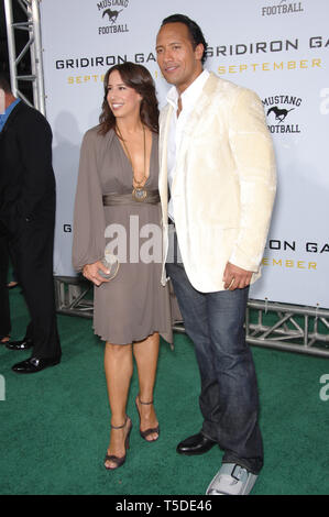 LOS ANGELES, CA. 05 settembre 2006: Attore Dwayne Johnson, aka "roccia", e mia moglie DANY JOHNSON presso il Los Angeles premiere del suo nuovo film "Gridiron pista' al Grauman's Chinese Theater di Hollywood. © 2006 Paul Smith / Featureflash Foto Stock