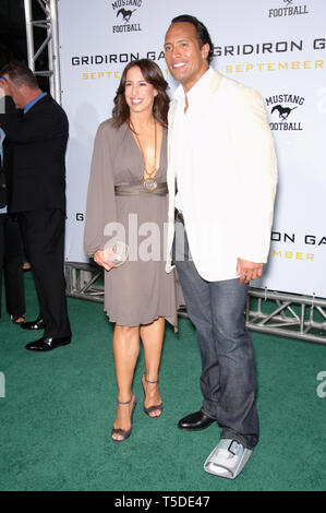 LOS ANGELES, CA. 05 settembre 2006: Attore Dwayne Johnson, aka "roccia", e mia moglie DANY JOHNSON presso il Los Angeles premiere del suo nuovo film "Gridiron pista' al Grauman's Chinese Theater di Hollywood. © 2006 Paul Smith / Featureflash Foto Stock