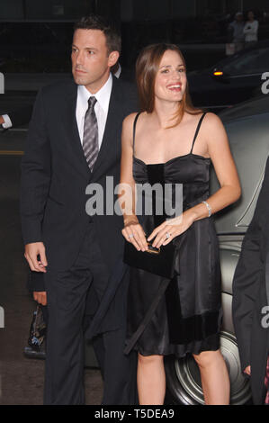 LOS ANGELES, CA. 07 settembre 2006: Attore BEN AFFLECK & moglie attrice Jennifer Garner presso il Los Angeles premiere del suo nuovo film "Hollywoodland". La telecamera-timido giovane arrivato e rapidamente scissi fino dopo aver ottenuto al di fuori della loro auto e non pongono insieme. © 2006 Paul Smith / Featureflash Foto Stock