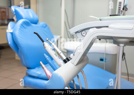 Diversi strumenti dentali e strumenti in un ufficio dentisti, dentista strumenti. Odontoiatria professionale sedia in attesa di essere utilizzati da ortodontista Foto Stock