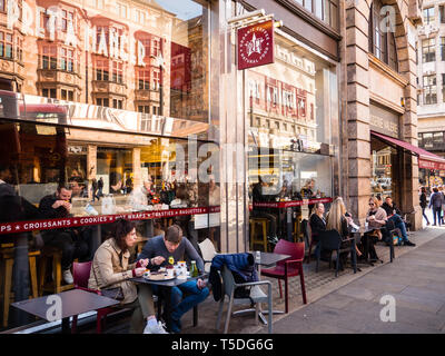 I clienti ad un Pret a Manger, Piccadilly, Westminster, London, England, Regno Unito, GB. Foto Stock