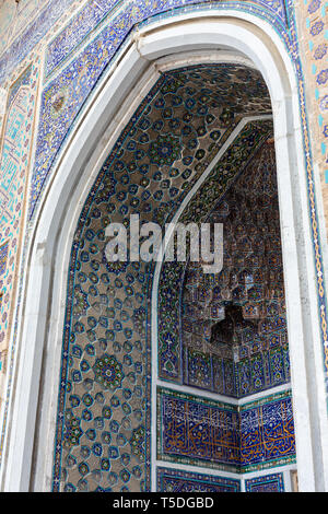 Simmetriche ornamento decorativo di ingresso della tomba e aprire lo sportello in Shah-i-Zinda, un complesso memoriale, necropoli di Samarcanda, Uzbekistan Foto Stock