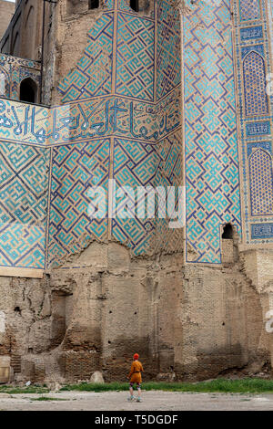 Simmetriche ornamento decorativo di ingresso della tomba e aprire lo sportello in Shah-i-Zinda, un complesso memoriale, necropoli di Samarcanda, Uzbekistan Foto Stock