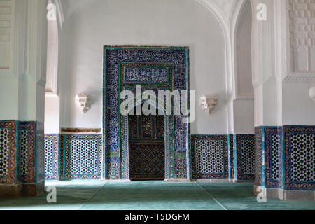 Simmetriche ornamento decorativo di ingresso della tomba e aprire lo sportello in Shah-i-Zinda, un complesso memoriale, necropoli di Samarcanda, Uzbekistan. Foto Stock