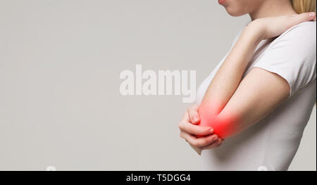Donna che soffrono di malattie croniche i reumatismi delle articolazioni, panorama Foto Stock