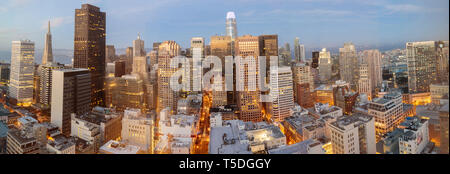 Tramonto panoramico su San Francisco Downtown. Foto Stock